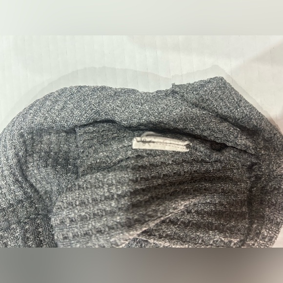 Gray Ribbed Knit Crop Top - Picture 4 of 4